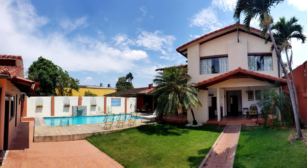 Lili'S Hostel Santa Cruz de La Sierra Bagian luar foto