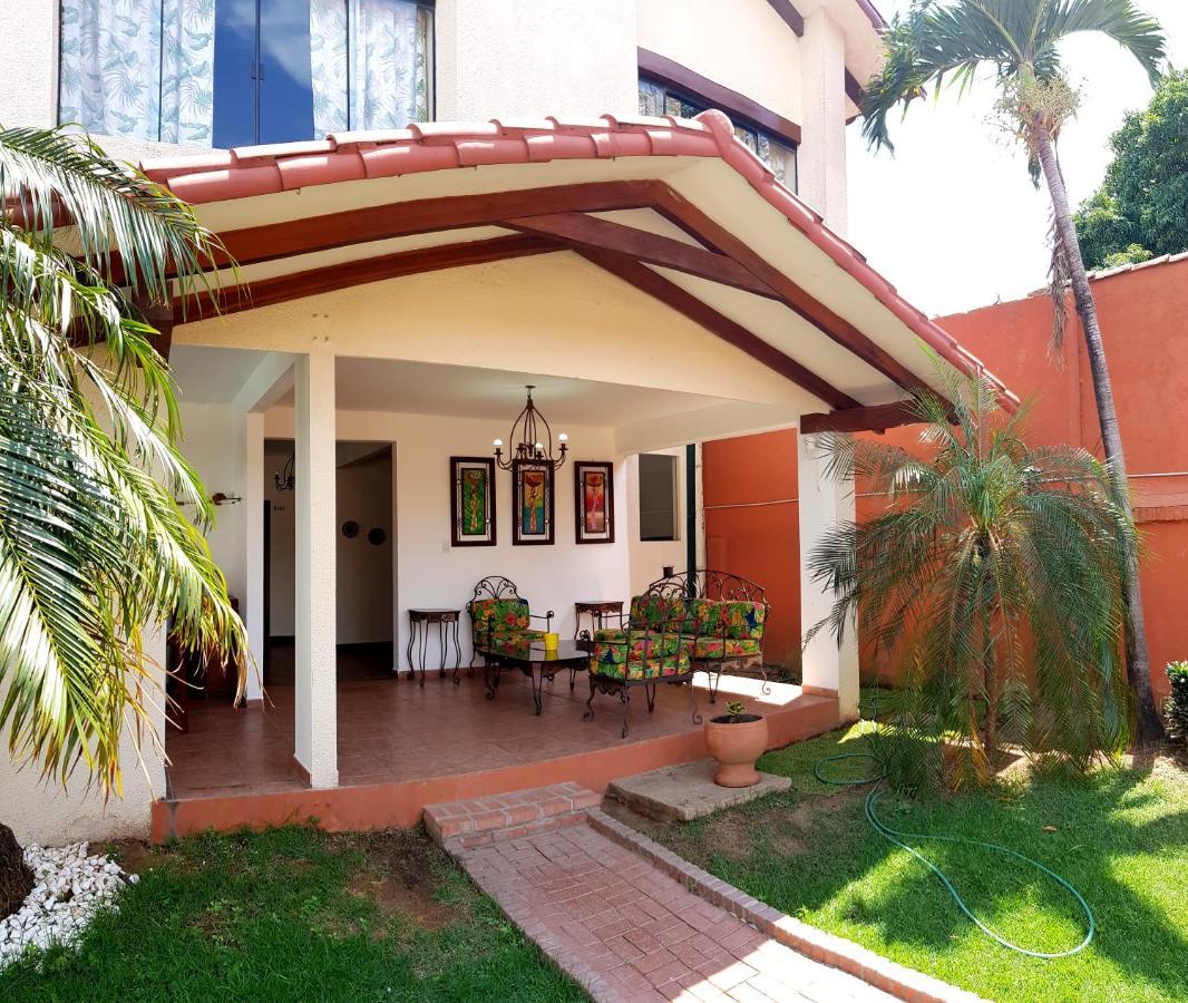 Lili'S Hostel Santa Cruz de La Sierra Bagian luar foto