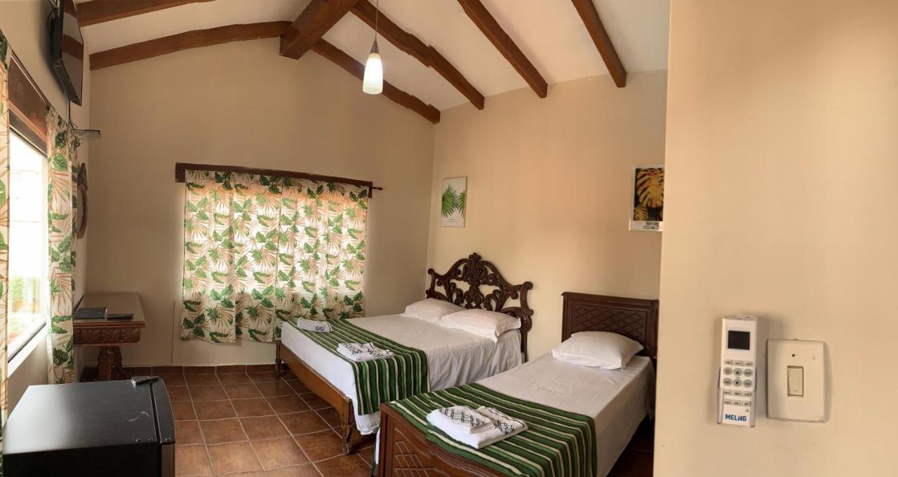 Lili'S Hostel Santa Cruz de La Sierra Bagian luar foto